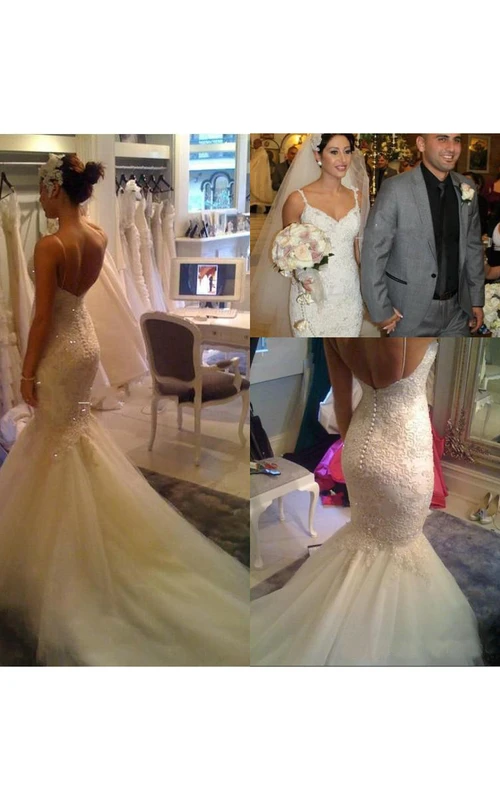 Vestido de novia de sirena con escote en V, espalda descubierta, tirantes finos con cuentas y apliques de encaje.