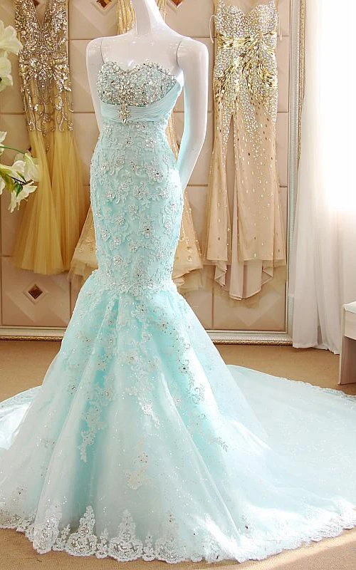 Robe sirène courte à décolleté cœur sans manches, ornée de perles et d'appliques, avec traîne courte et corset au dos en tulle et dentelle.