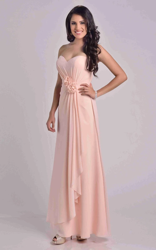 Robe en mousseline à décolleté cœur ornée de fleurs et drapée sur le devant