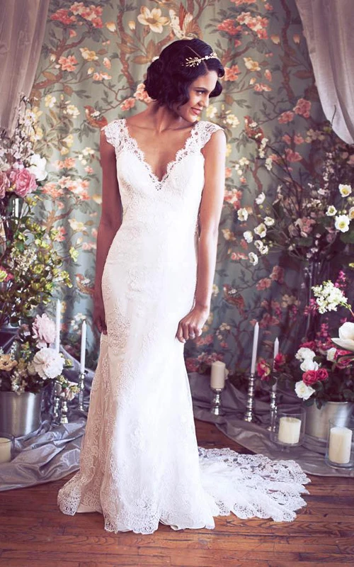 Vestido de sirena de encaje con escote en V y mangas cortas, espalda ilusión.
