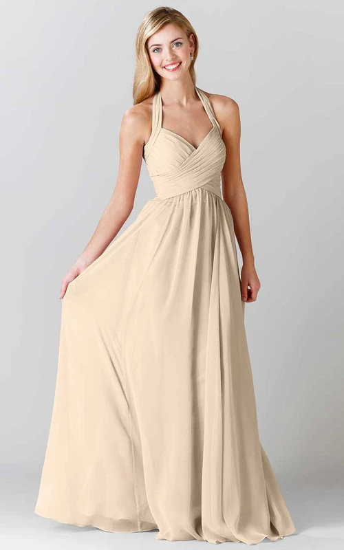 Bodenlanges, ärmelloses Chiffon-Brautjungfernkleid mit Neckholder und überkreuzten Trägern