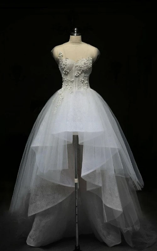 Minivestido de tul con cuello alto, sin mangas, con detalles de cuentas, cremallera y abertura, sin mangas.