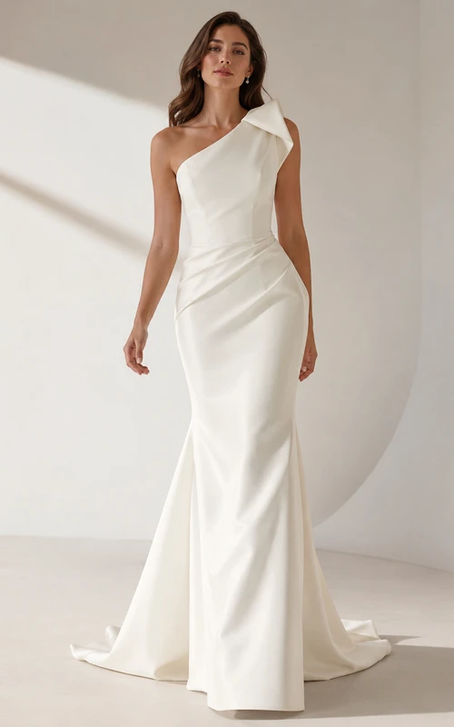 Robe de mariée minimaliste en satin, coupe sirène asymétrique, sans manches, traîne.