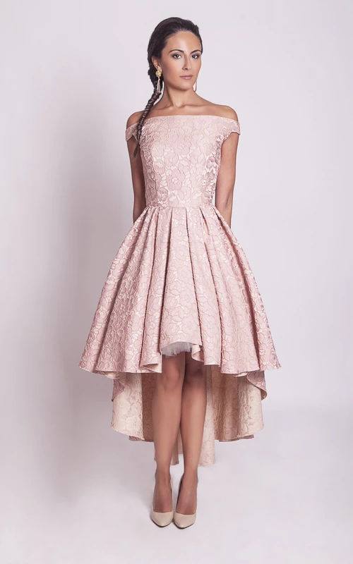 Zartes schulterfreies High-Low-Spitzenkleid mit Falten
