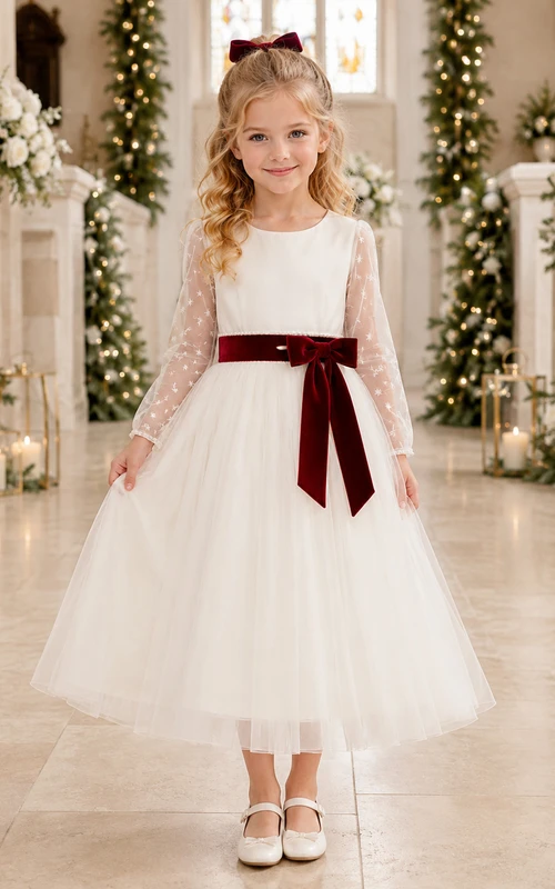 Vestido de niña de las flores para boda navideña con corte en A, mangas largas transparentes, corpiño de encaje, falda de tul, lazo burdeos en la cintura, estilo formal navideño.