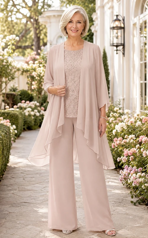 Romantischer, bodenlanger Chiffon-Hosenanzug in zartem Rosa mit weitem Bein, asymmetrischem Wasserfallkragen und floralem Spitzenoberteil mit Rundhalsausschnitt – perfekt für die Mutter der Braut.