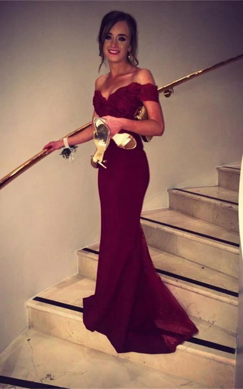 Elegante vestido de noche estilo sirena con apliques y escote Bardot.