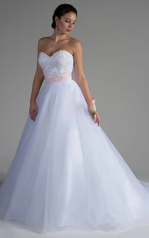Vestido de novia de gala de tul con corpiño de tul y apliques de cristal, con fajín floral rosa.