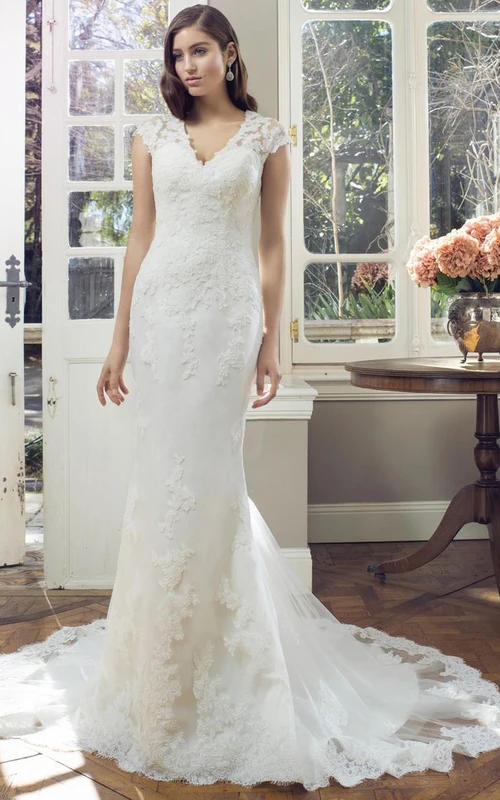 Vestidos de novia de encaje con escote en V, mangas cortas y corte recto, con efecto ilusión.