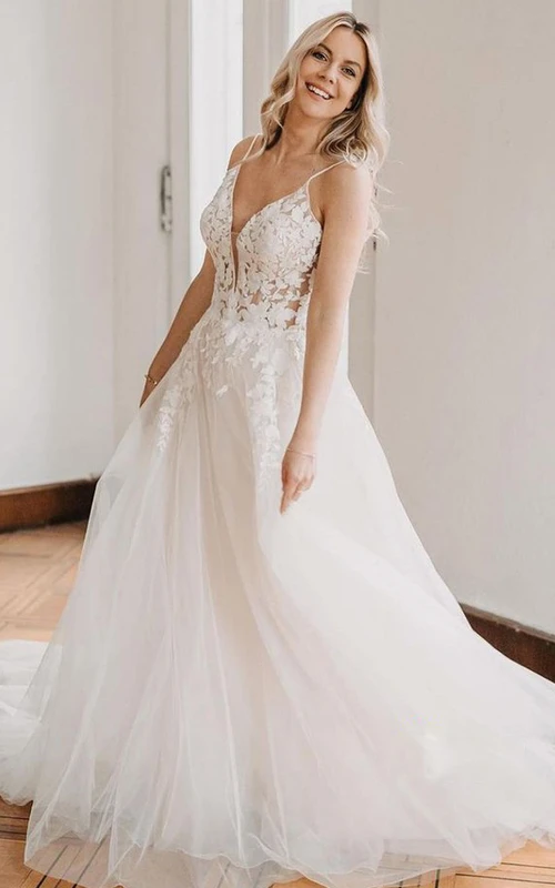 Vestido de novia bohemio de corte A con escote en V y tirantes finos, largo hasta el suelo, sin mangas, de encaje y con apliques.