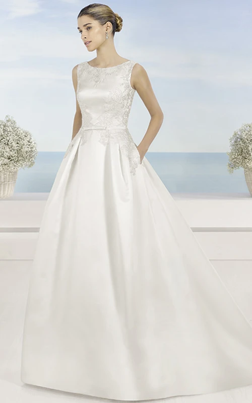 Langes, appliziertes Satin-Brautkleid mit V-Ausschnitt am Rücken, Schleppe und V-Rücken