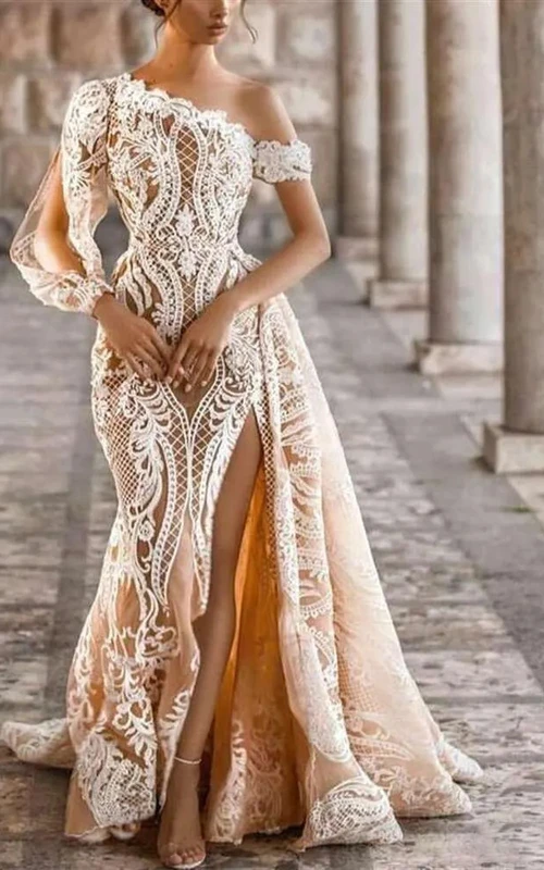 Asymmetrisches, schulterfreies Brautkleid aus Spitze mit hohem Schlitz