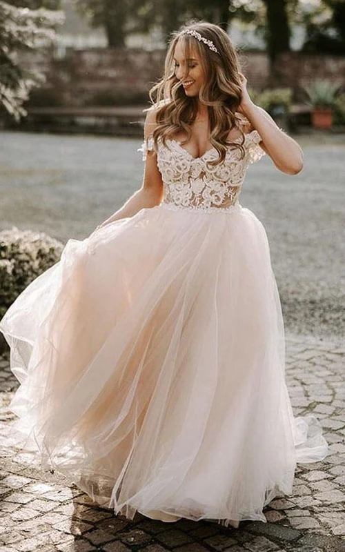 Schulterfreies, fließendes A-Linien-Brautkleid aus rosafarbenem Tüll mit Spitzenoberteil