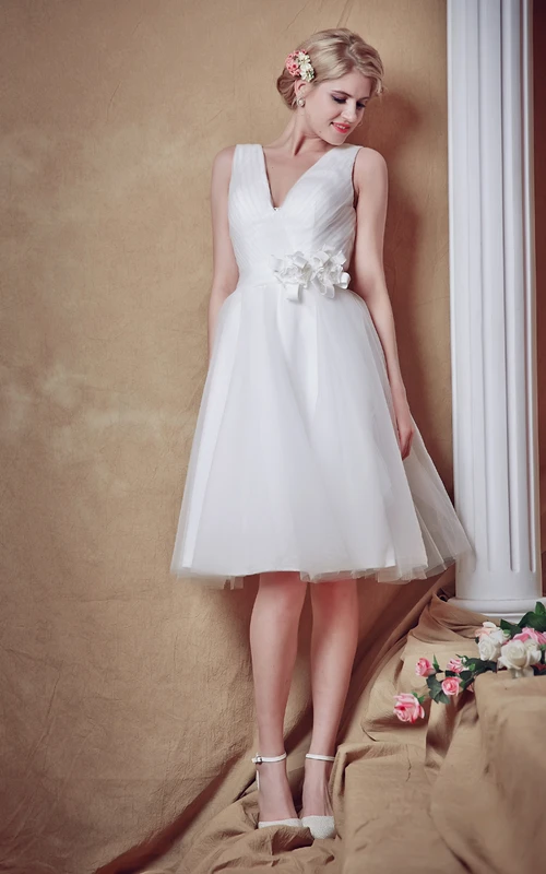 Robe de mariée courte glamour et ravissante, sans manches, col en V et ceinture