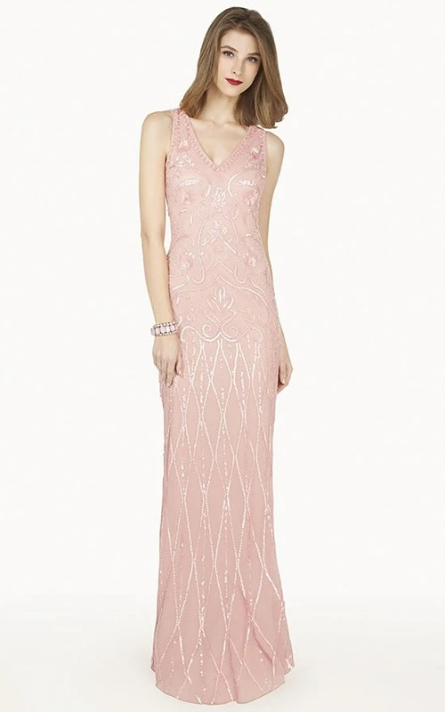 Robe de bal longue en mousseline de soie à col en V, ornée de sequins et d'un dos illusion, présentée en rose poudré.