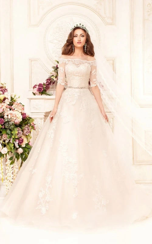 Robe de bal longue jusqu'au sol, épaules dénudées, manches mi-longues, en dentelle illusion ornée d'appliques et de bijoux de taille