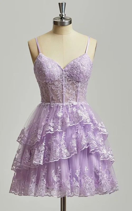 Robe de cocktail en dentelle violette à volants