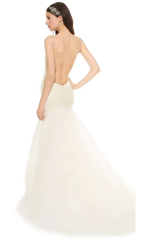 Vestido largo de organza con corte trompeta, espalda descubierta y tirantes finos.