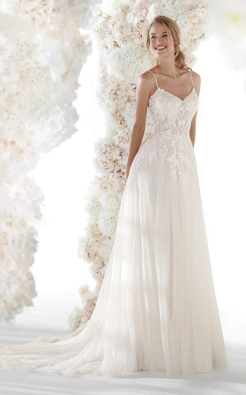 Ätherisch-schlichtes Brautkleid aus Tüll mit offenem Rücken, Spaghettiträgern, Spitzenapplikationen und Raffungen