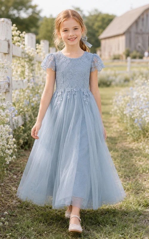 Elegantes, knöchellanges A-Linien-Kleid im Landhausstil mit Blumenmädchen-Flair, stahlblau, mit Spitze und Tüll, kurzen Ärmeln und Rundhalsausschnitt