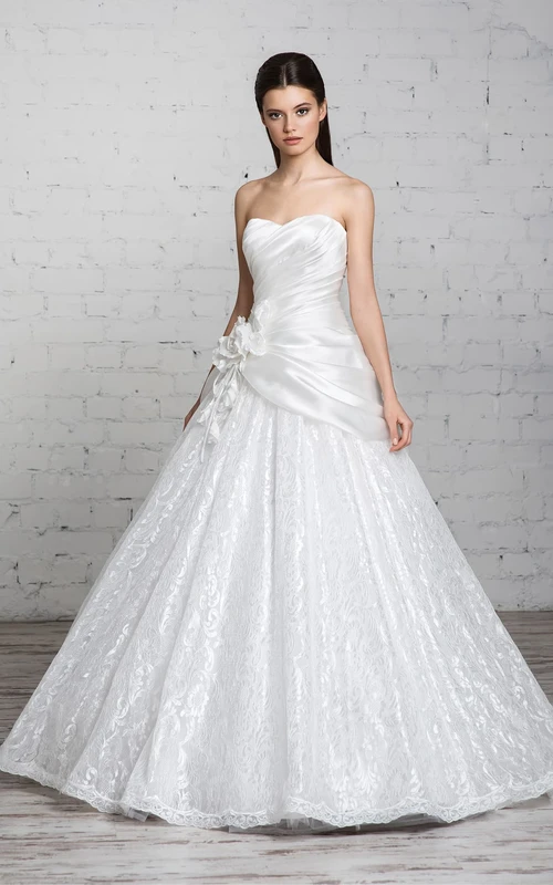 Robe longue trapèze en satin de dentelle, sans manches, décolleté cœur, lacée, ornée d'une fleur et drapée sur le côté