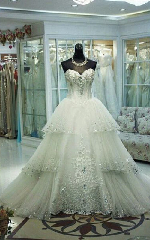 Glamuroso vestido de novia de tres capas de tul con lentejuelas y abalorios.