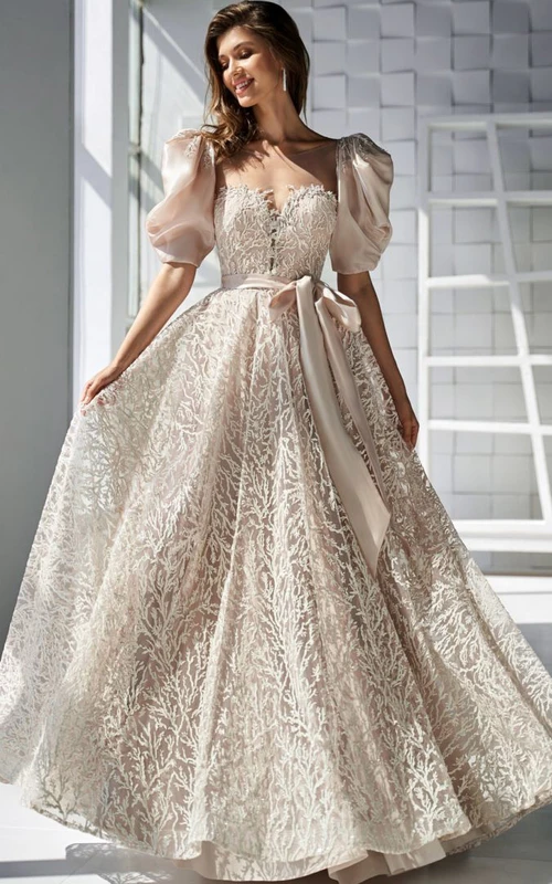 Vestido color champán de corte A con mangas abullonadas y escote corazón.