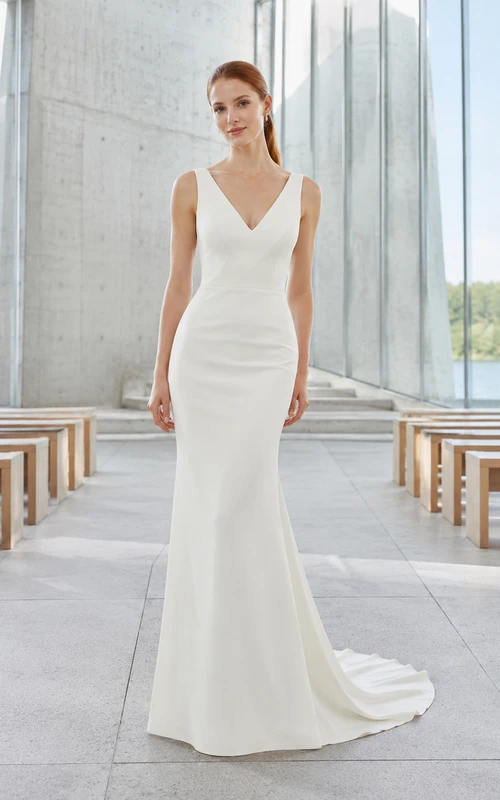 Minimalistisches Brautkleid aus Crêpe mit V-Ausschnitt und modernem Kapellen-Schnitt