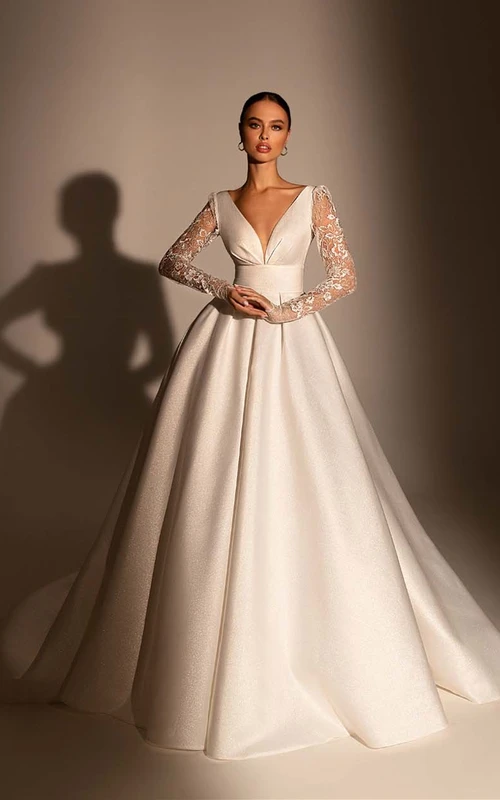 Magnifique robe de mariée en satin, style bal, ornée de fronces et de rubans.