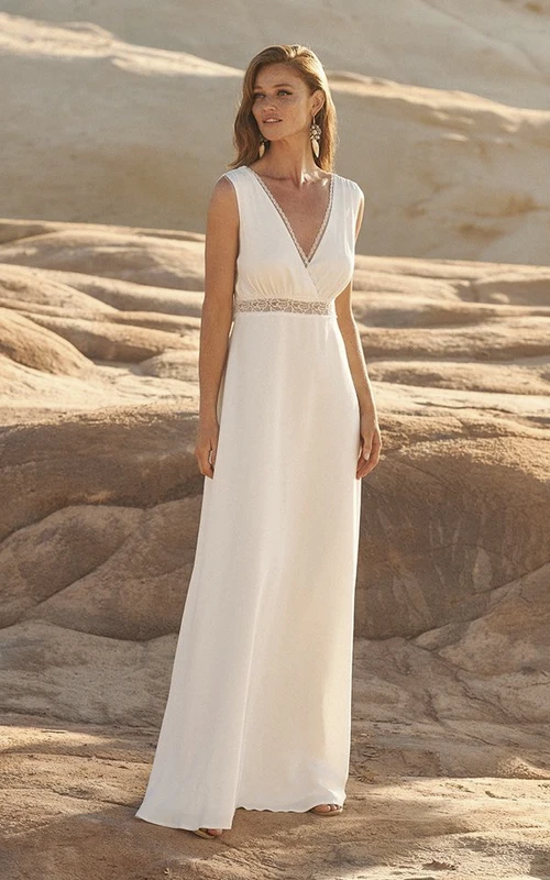 Vestido de novia sencillo de gasa sin mangas con escote pronunciado, espalda descubierta y detalles de encaje.