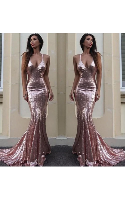 Vestido de sirena con lentejuelas, tirantes finos y espalda descubierta.