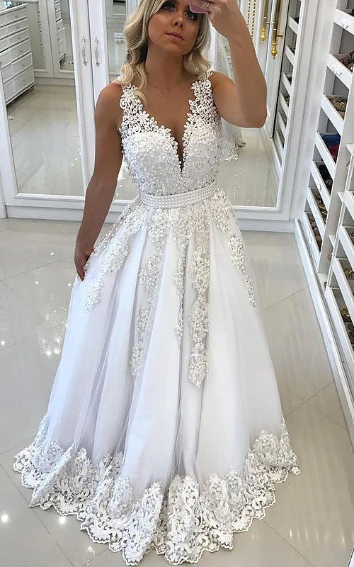 Vestido sin mangas con escote en V profundo y espalda descubierta, corte en A, encaje y tul.