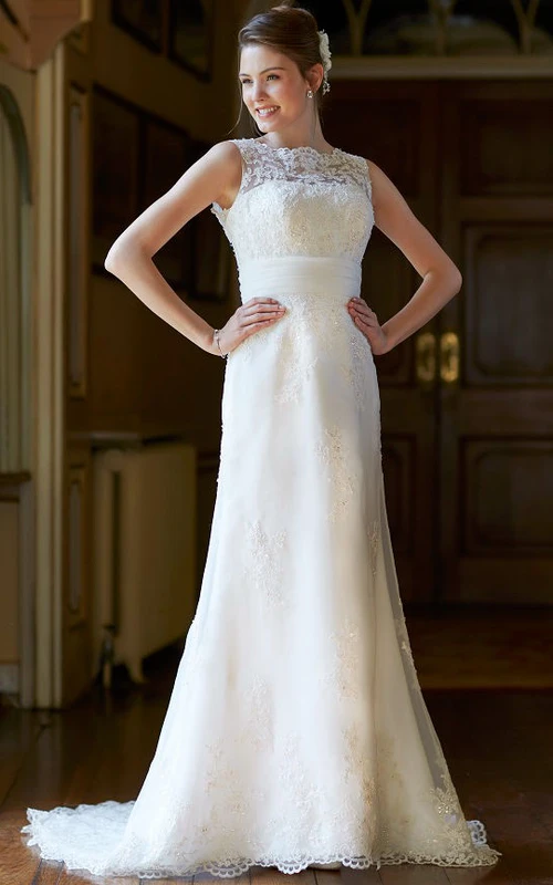 Vestido de novia largo sin mangas de encaje con apliques, corte en A, escote barco, espalda en V baja y cola larga.
