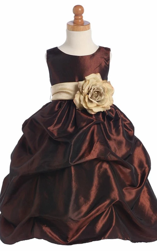 Robe de demoiselle d'honneur mi-longue en taffetas froncé à fleurs, avec ceinture.