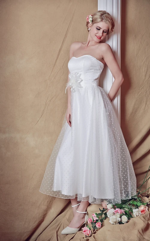 Robe de mariée dos nu sans bretelles, coupe trapèze, longueur thé