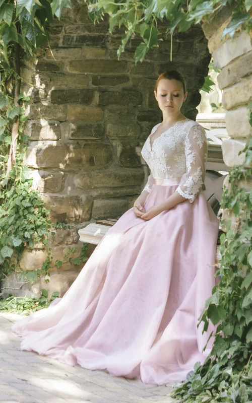 Adorable vestido de novia de encaje con escote en V y mangas tres cuartos, con lazo.
