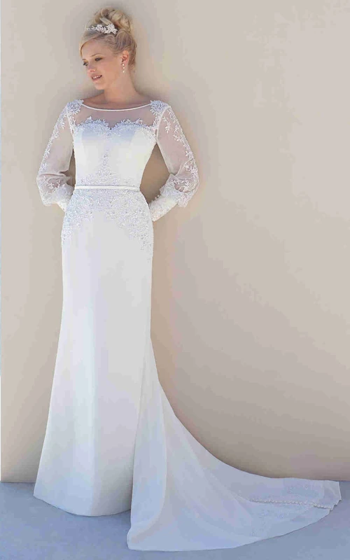 Robe de mariée fourreau en mousseline à manches bouffantes et col rond, avec traîne courte.