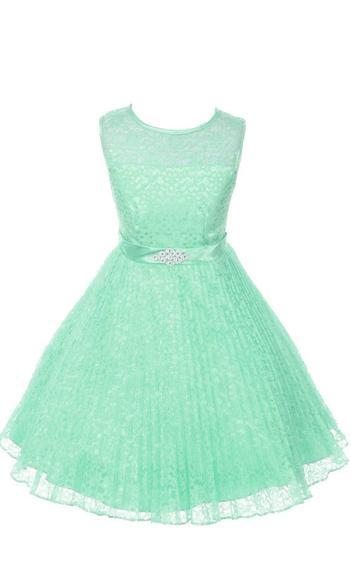 Robe trapèze sans manches en dentelle à col rond et ceinture en satin