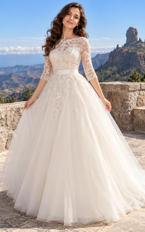 Vestido de novia romántico de gala con escote barco, mangas tres cuartos, tul, satén y encaje, con cola larga.