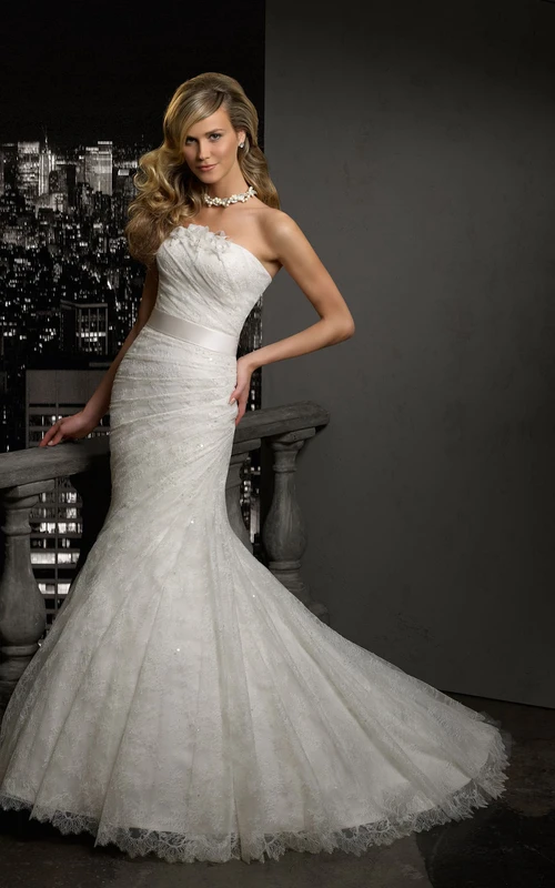 Robe sirène longue bustier sans manches en dentelle avec drapé latéral et fleurs