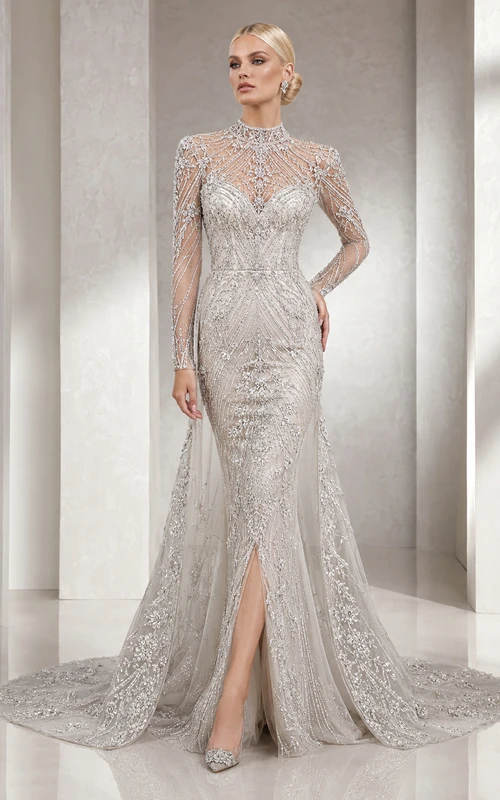 Robe de mariée fourreau en dentelle fendue, col montant, manches illusion longues, fente chapelle