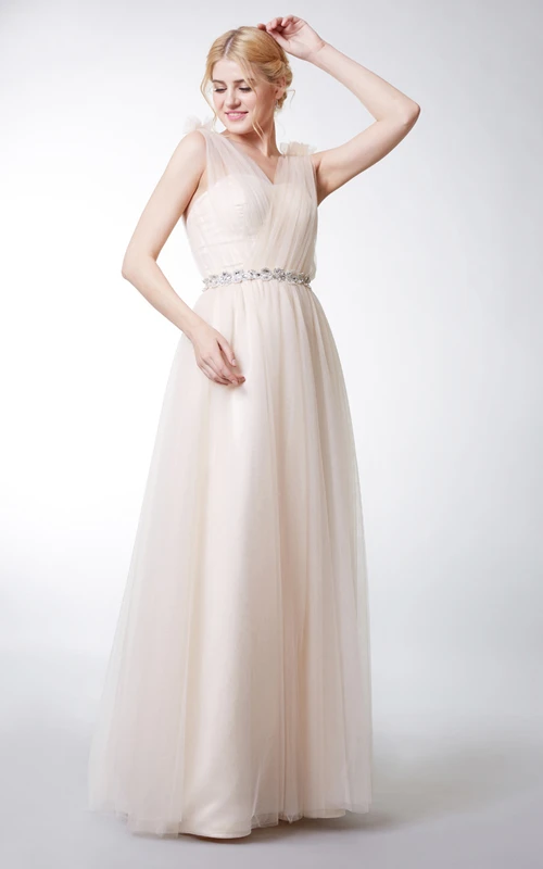 Vestido largo de tul plisado sin mangas con escote en V y cinturón con apliques.
