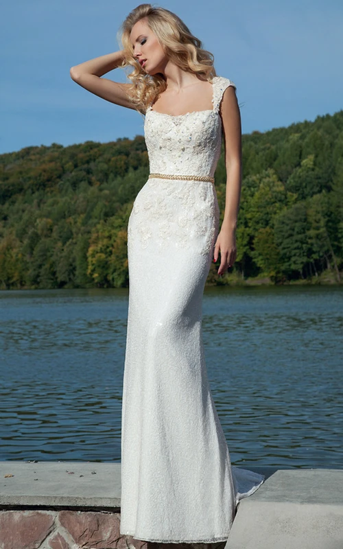 Vestido largo de fiesta estilo Queen Anne sin mangas con apliques de lápiz y encaje, espalda ilusión.
