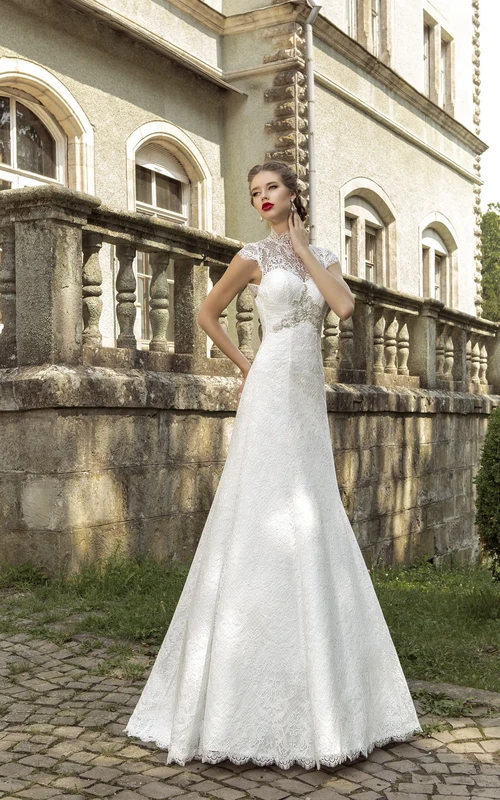 Hochgeschlossenes, ärmelloses Spitzenkleid mit Kristallverzierungen und offenem Rücken, verziert mit kurzen Ärmeln
