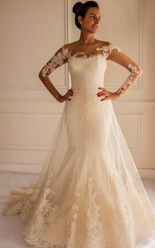 Robe de mariée sirène en tulle à manches longues et dentelle chic, ornée d'appliqués de dentelle et d'une traîne courte.