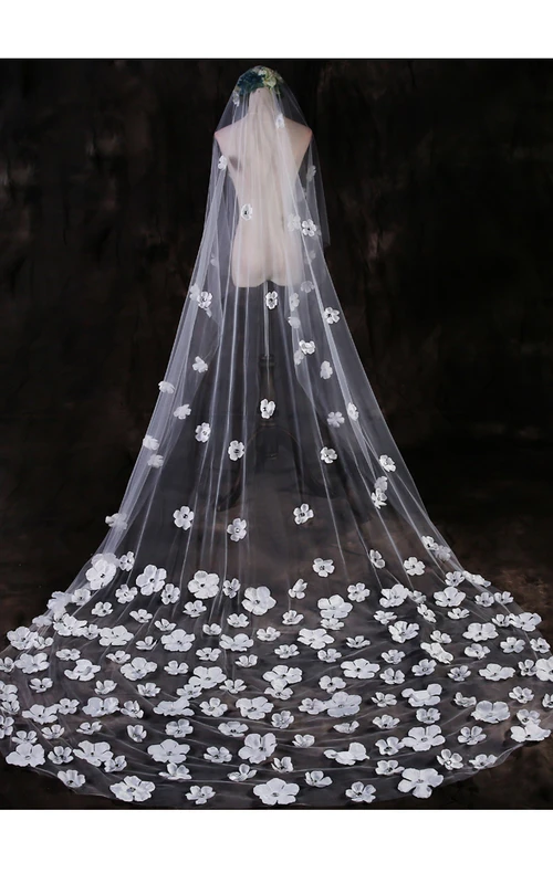 Voile de mariée féerique orné de pétales, long de 3 mètres.