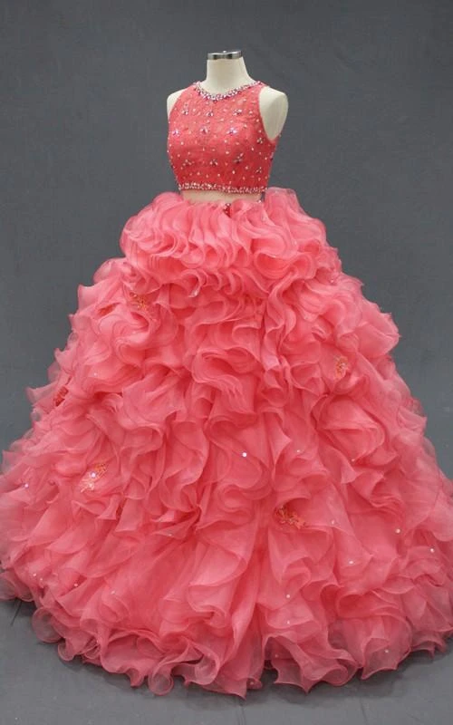 Robe longue en organza de dentelle, ornée de perles, de volants et d'un corset à fermeture éclair au dos.