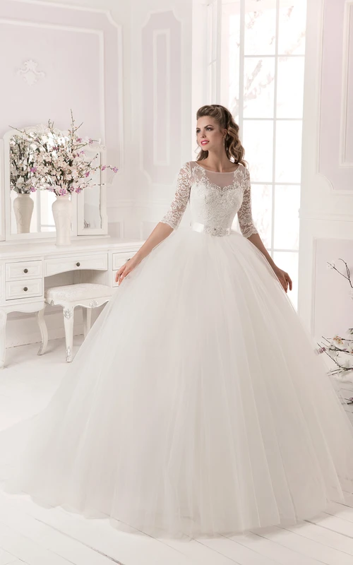 Robe de bal en dentelle et tulle à manches longues ornée de cristaux