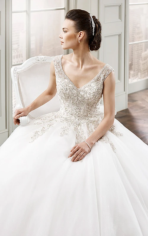 Robe de mariée longue sans manches en tulle à col en V et perles, ornée de perles