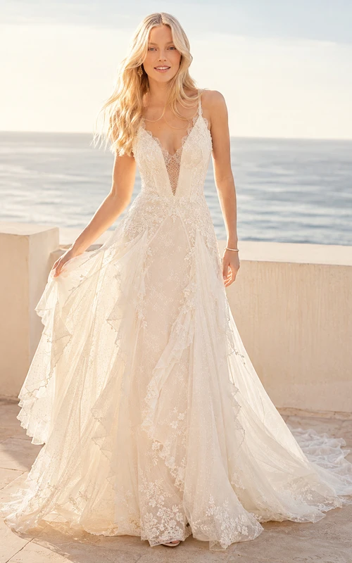 Boho-Brautkleid in A-Linie aus Spitze mit V-Ausschnitt, Trägern und Kapellenschleppe